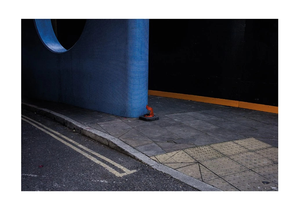 Cover of the photo book 'Today I found a dead bird' with pictures taken in Tokyo